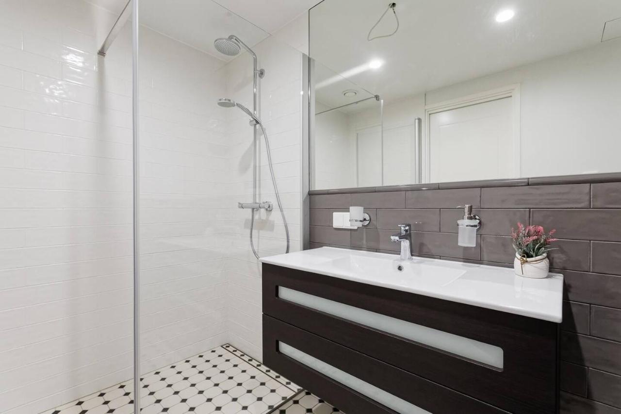 Central Apartments, Quiet With Free Parking And Ac. Tallinn Exterior photo